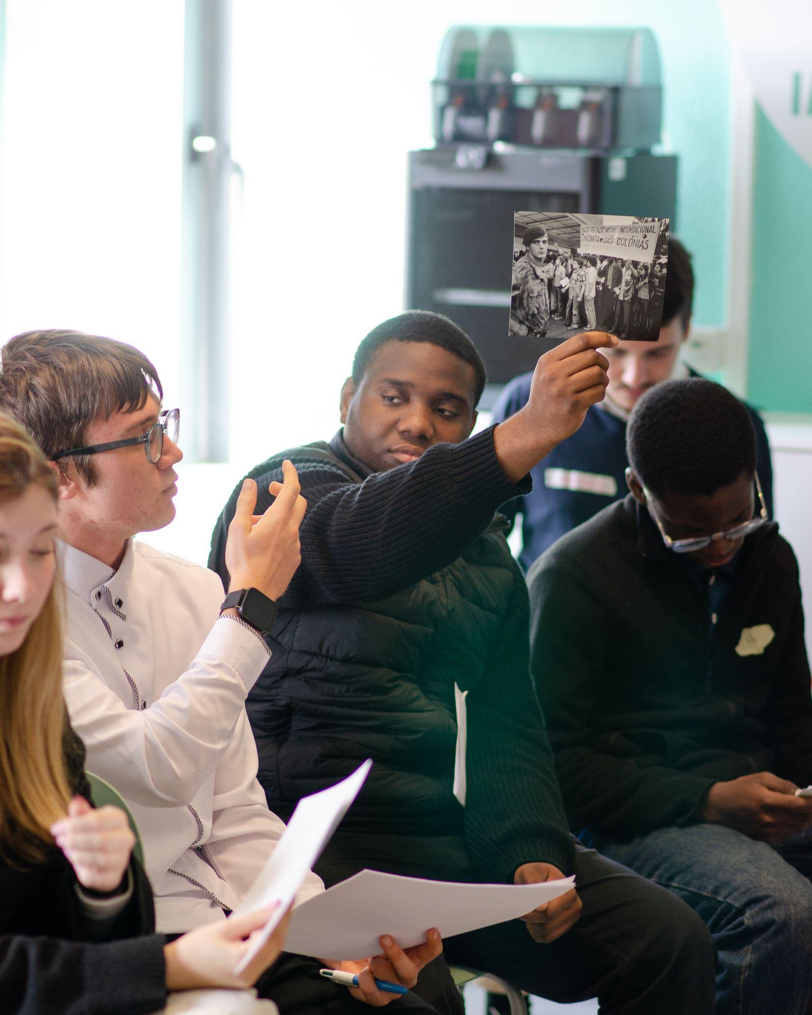Imagem de destaque para a notícia Workshop “Desarquivar a Democracia” promove reflexão sobre arquivos, racismo e memória em Leiria