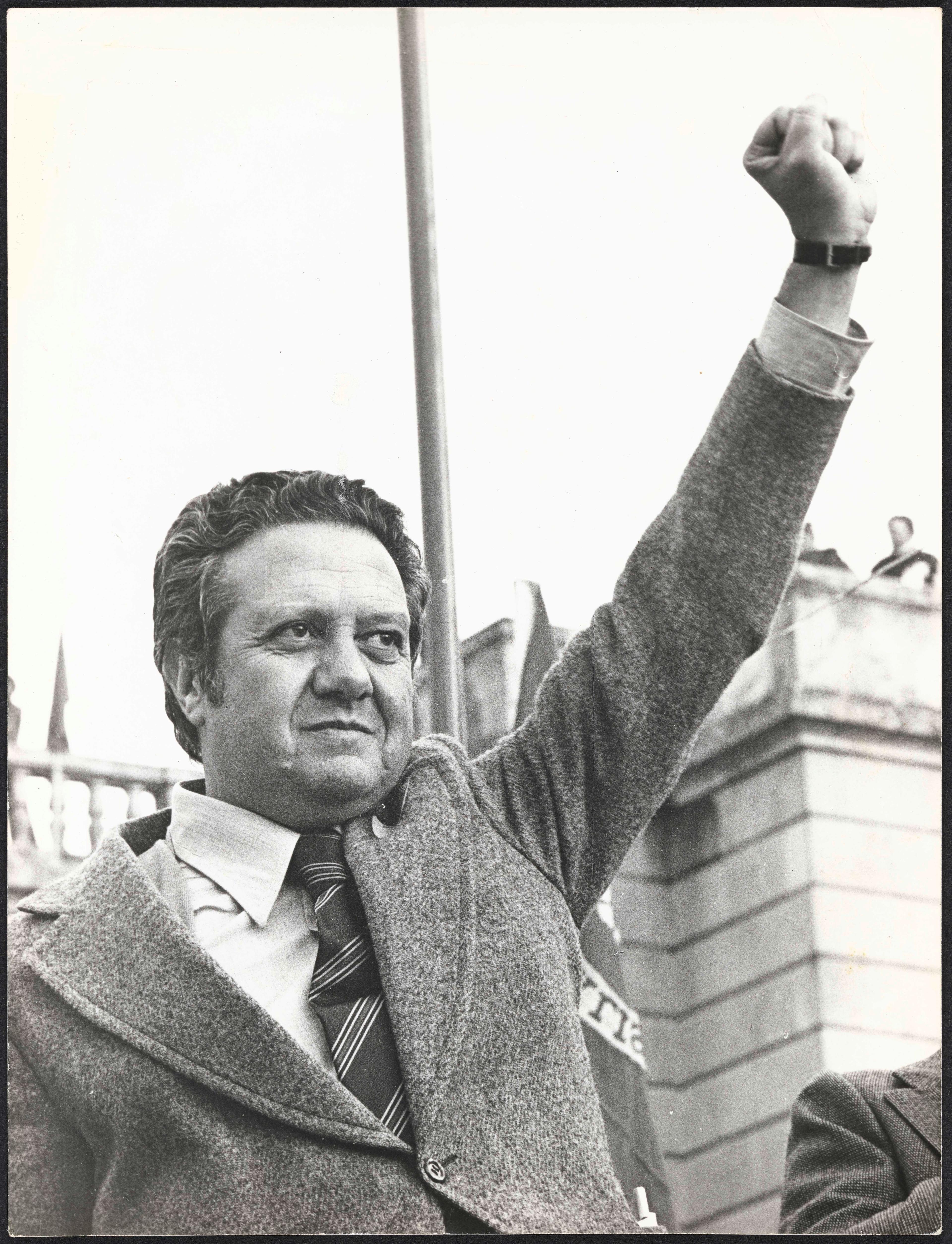 Imagem de destaque para o evento Photo-historiographic exhibition "Mário Soares. Portugal, what Revolution?"